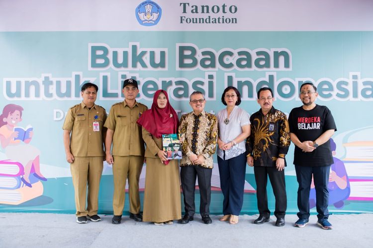 Kemendikbudristek dan Tango Foundation menyalurkan 76.000 buku Untuk meningkatkan literasi para siswa sekolah di daerah