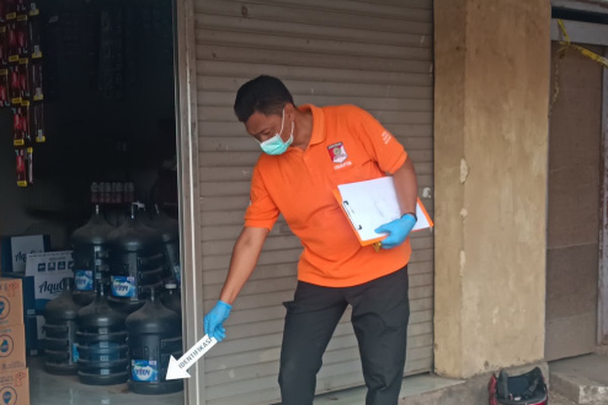 Anggota Satreskrim Polres Pamekasan, Jawa Timur sedang melakukan olah TKP pembunuhan di sebelah timur kantor Polsek Larangan yang disebabkan cekcok mulut antara pelaku dengan korban, Kamis (7/9/2023).