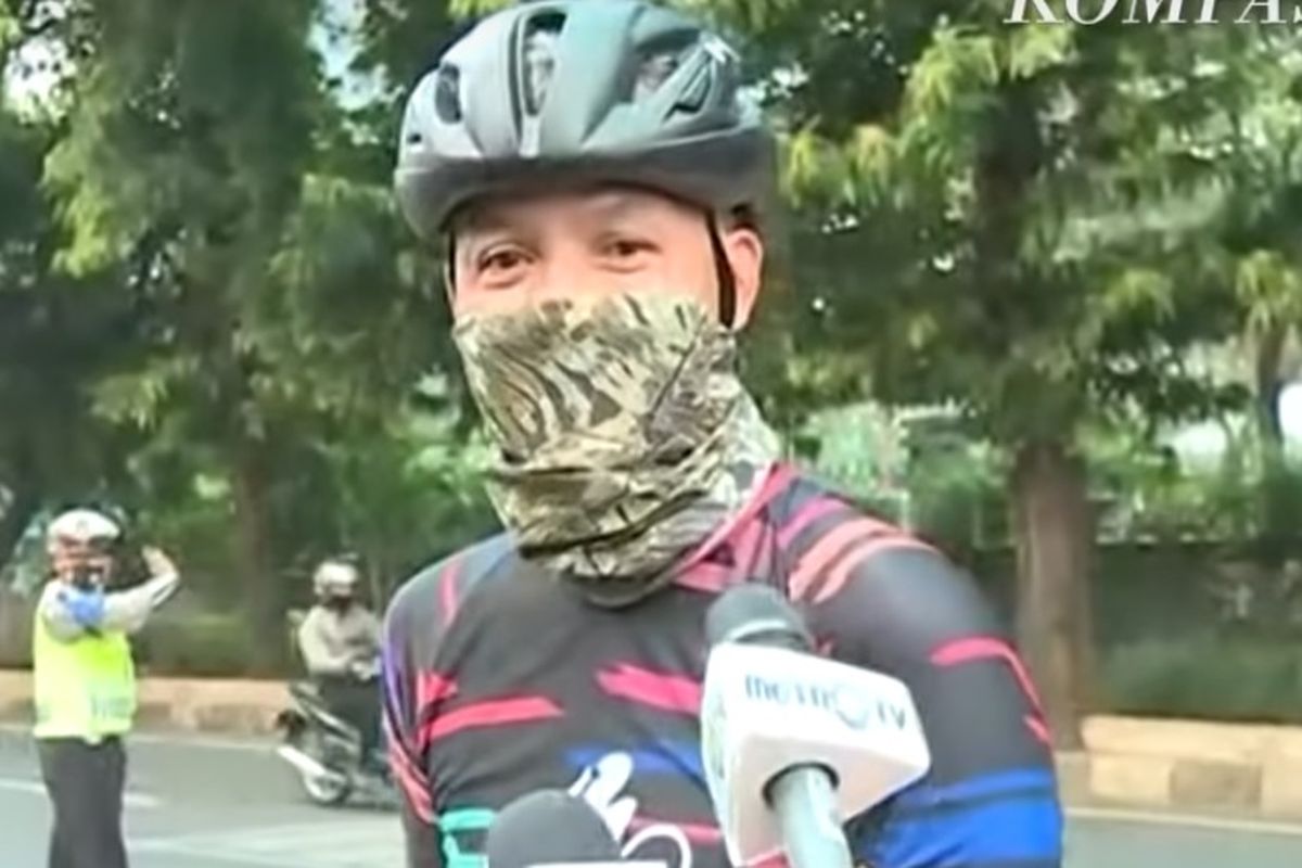 Gubernur Jawa Tengah Ganjar Pranowo saat menjajal jalur sepeda di Jakarta, Minggu (23/5/2021).