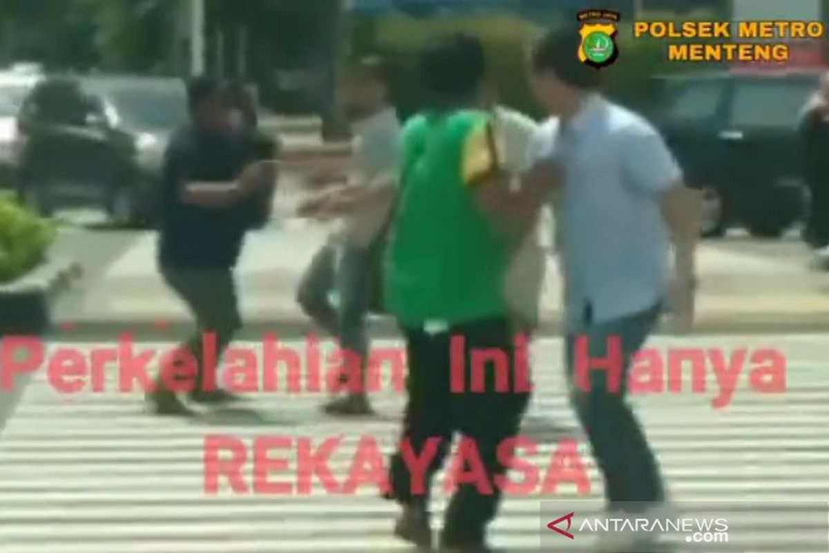 Cuplikan adegan video perkelahian yang direkayasa terjadi di Jalan MH Thamrin.