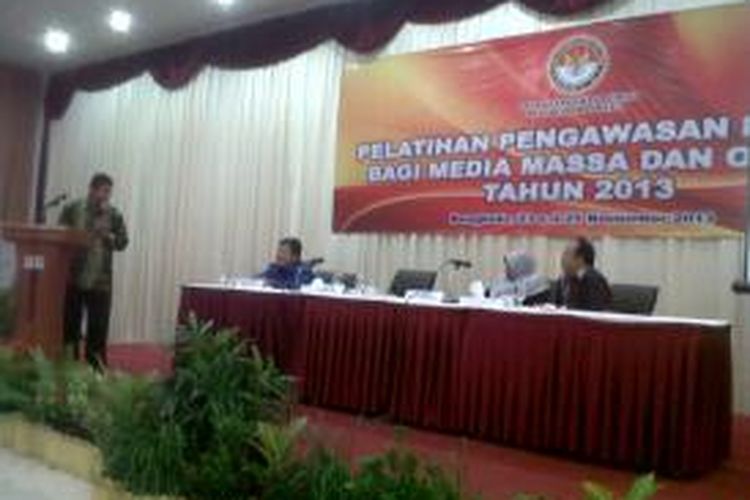 Ketua Bawaslu, Muhammad saat menutup pelatihan pengawasan Pemilu untku media massa dan ormas di Bengkulu, Minggu (24/11/2013)