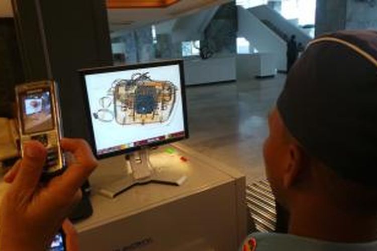 Seorang petugas pengamanan dalam Gedung DPR tengah mengamati sebuah benda mencurigakan melalui monitor mesin X Ray, Rabu (6/11/2013).