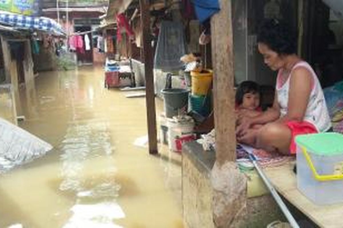 Banjir menggenangi rumah warga di kawasan RT 03 RW 08, Kelurahan Pondok Pinang, Jakarta Selatan pada Senin (7/12/2015).