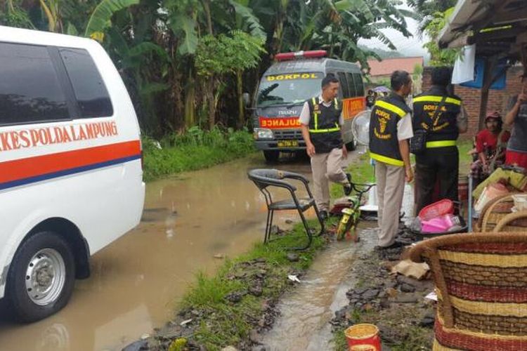Tim bidokes dan rumah sakit turun ke lokasi banjir di Kota Karang Teluk Betung Bandarlampung untuk memberi pengobatan pada korban banjir.