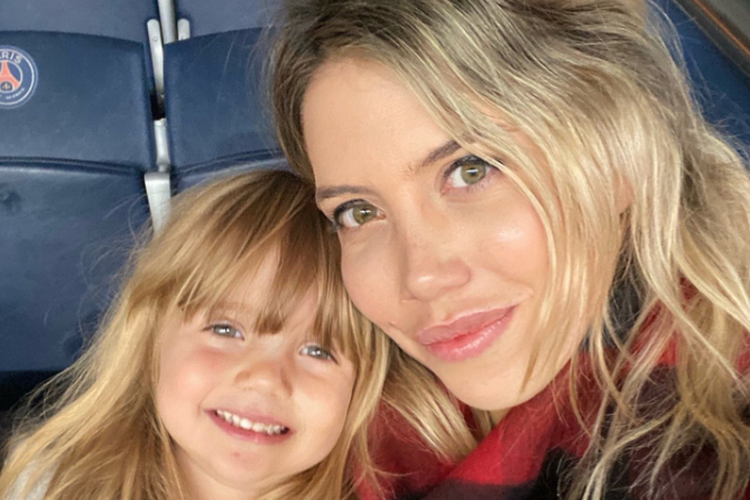 Wanda Nara berfoto dengan Anaknya Isabella Icardi pada pertandingan PSG melawan Angers (5/10/2019)