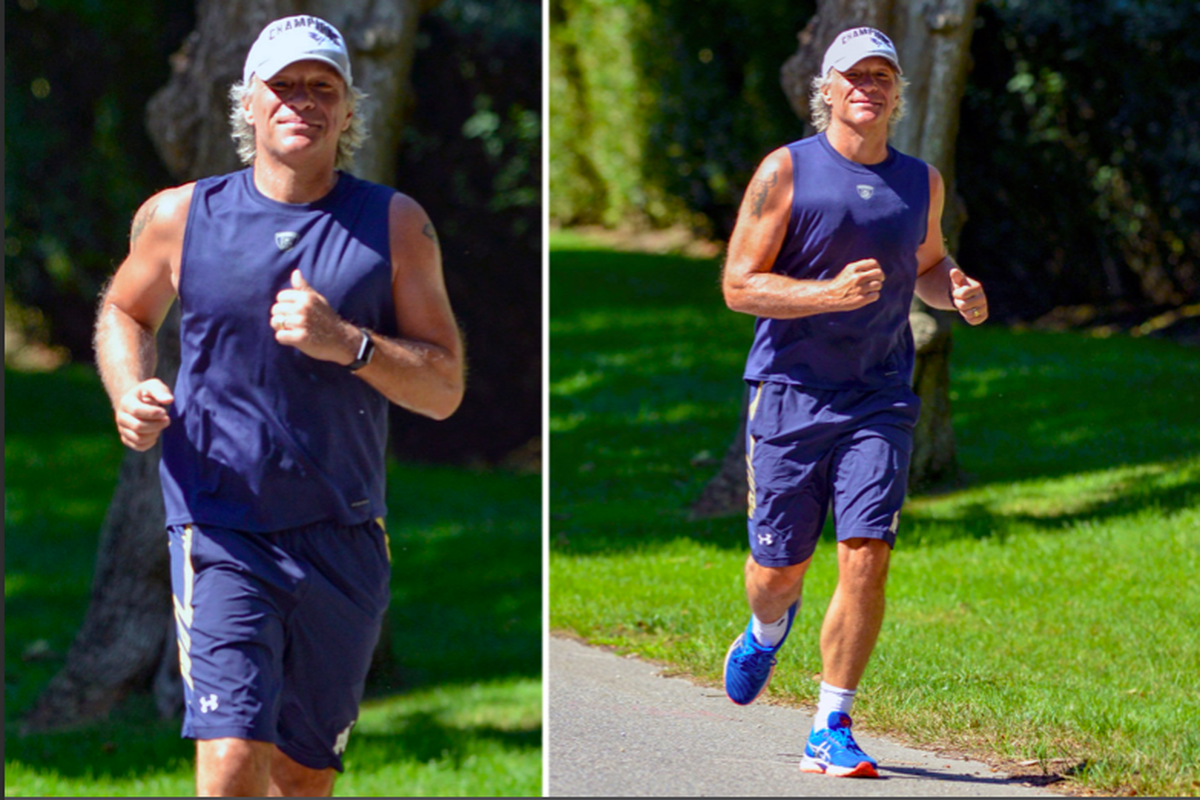 Penyanyi Jon Bon Jovi, memamerkan otot kekarnya saat tertangkap kamera sedang lari pagi di sekitar kediamannya di Hamptons, Amerika Serikat.