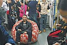 Sering Tak Dapat Kursi, Pria Ini Bawa Sofa ke Kereta Komuter