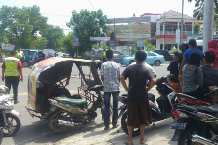 Warga mendatangi lokasi kecelakaan di Jalan Gagak Hitam dan Jalan Amal di Medan, Minggu (28/5/2017).