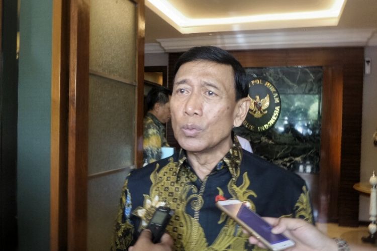 Menko Polhukam Wiranto saat memberikan keterangan usai bertemu Dubes Amerika Serikat Joseph R. Donovan Jr, di kantor Kemenko Polhukam, Jakarta Pusat, Senin (13/3/2017).