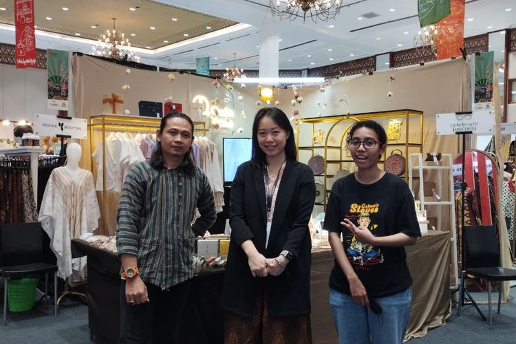 Melisa Darmawan (tengah) dan dua karyawannya di Booth INACRAFT in October 2023, di Jakarta Convention Center, Jumat (6/10/2023).