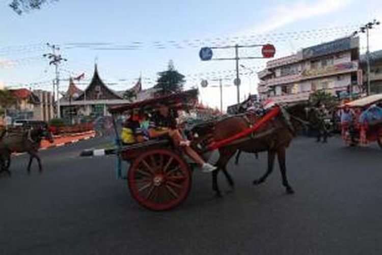 Pebalap balap sepeda Tour de Singkarak menggunakan bendi atau delman berjalan menuju kawasan wisata Jam Gadang di Bukittinggi, Sumatera Barat, Jumat (31/5/2013) .