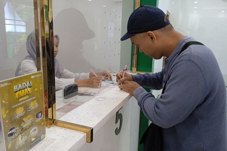 Salah satu nasabah saat bertransaksi di Pegadaian CP Nganjuk, Senin (22/9/2025)