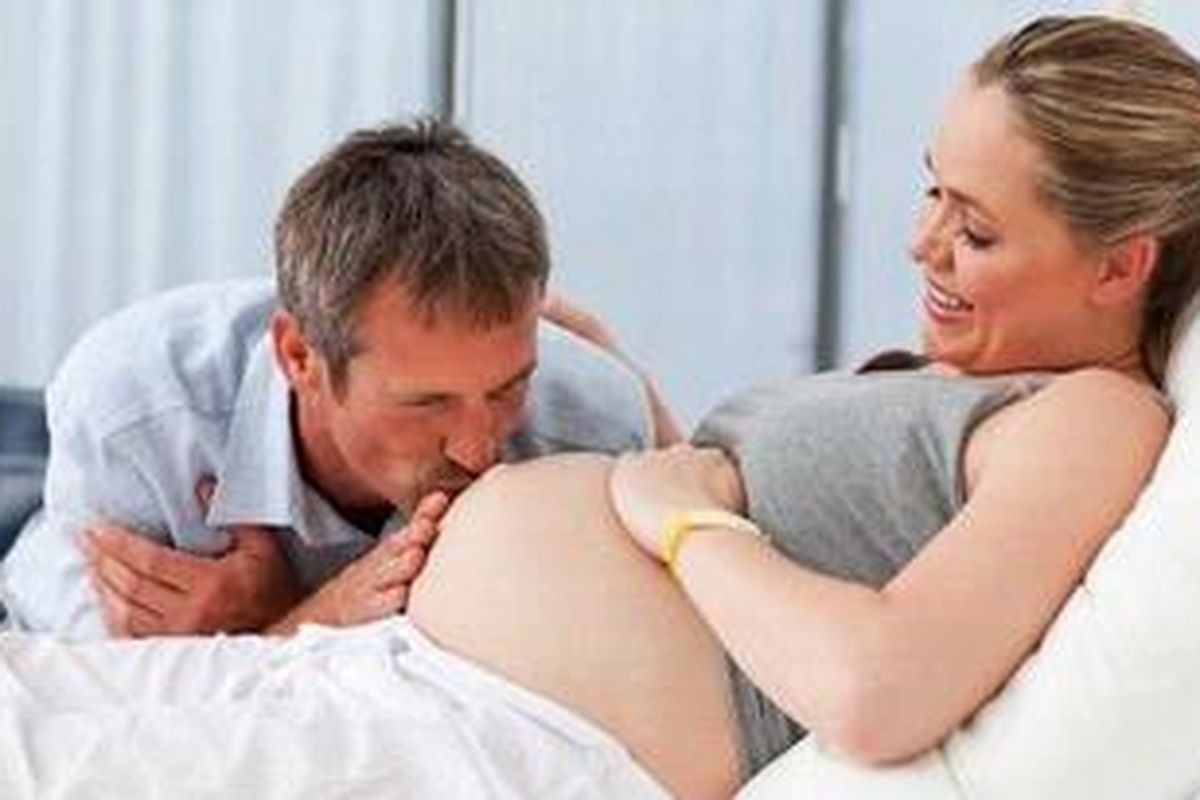 Cara ia mengusap perut Anda sambil berbicara pada si kecil yang berada di dalam kandungan, membuat Anda merasa kebahagiaan Anda sebagai keluarga telah lengkap.