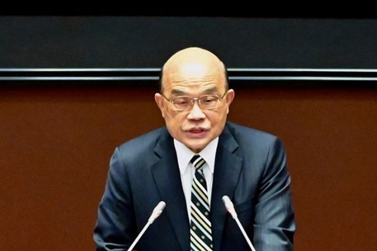 Perdana Menteri Taiwan Su Tseng-chang berbicara selama sesi tentang krisis antara Rusia dan Ukraina, di parlemen di Taipei pada 1 Maret 2022. Pada Minggu (11/12/2022), dia mengecam China atas kebijakan larangan impor baru.