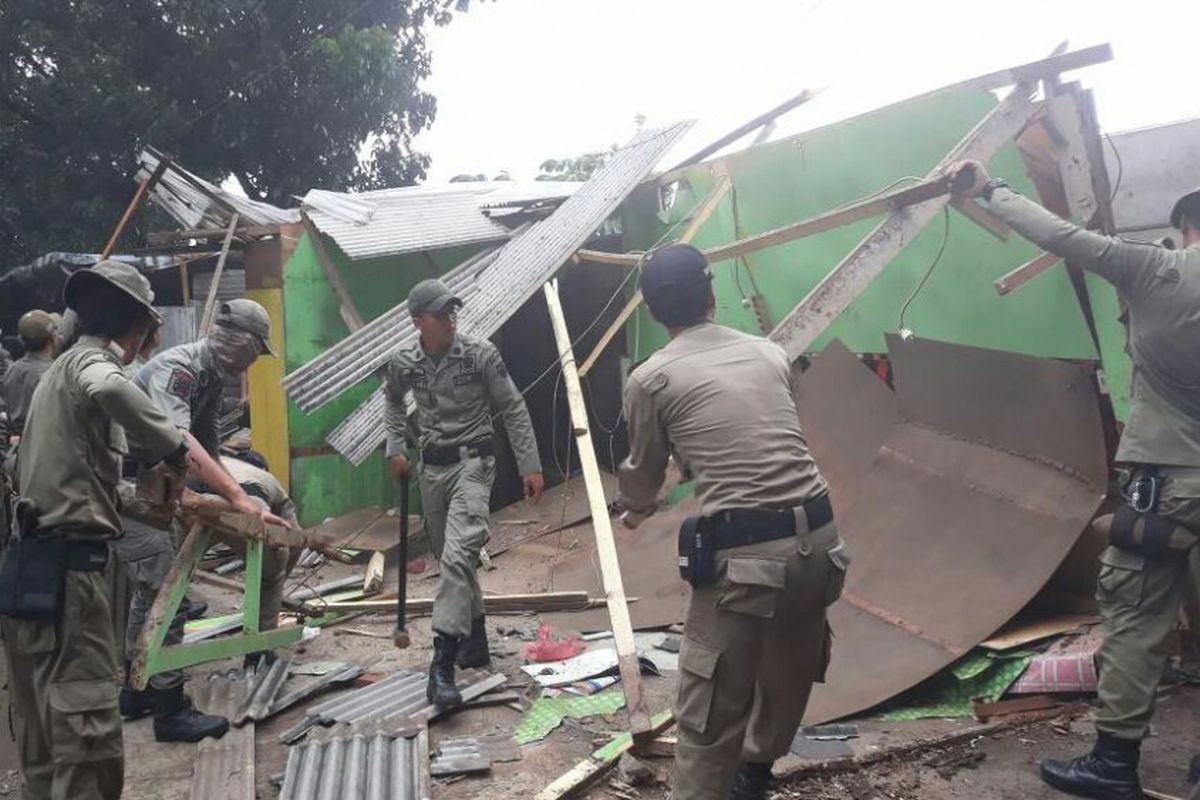 Satpol PP Kota Depok melakukan penertiban bangunan liar di sekitar Jalan Boulevard Grand Depok City, Kamis (15/2/2018).