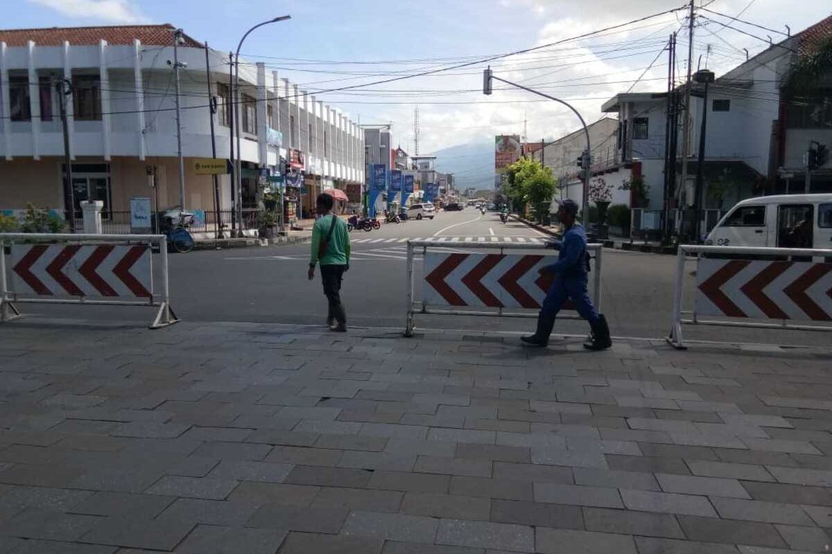 Kota Tasikmalaya menerapkan karantina wilayah parsial dengan mengaktifkan 8 pos karantina perbatasan dan menutup beberapa ruas jalan protokol untuk mencegah pandemi corona selama sebulan penuh dimulai sejak Selasa (31/3/2020) hari ini.