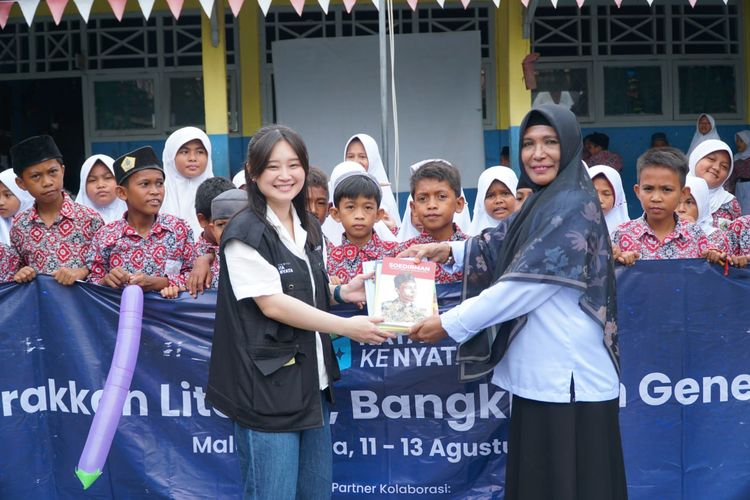 Kepala SD Alkhairaat Tobelo menerima buku secara simbolis dari relawan Jagat Literasi 