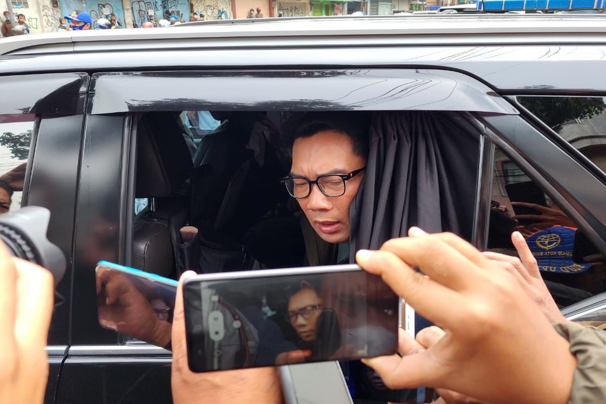 Gubernur Jawa Barat Ridwan Kamil saat diwawancarai awak media usai meninjau lokasi kejadian bom bunuh diri di Mapolsek Astanaanyar, Kota Bandung, Jawa Barat, Rabu (7/12/2022)