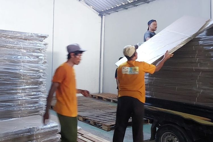 Petugas menata logistik bilik suara Pemilu 2024 di gudang KPU Kota Tegal di Jalan Jeruk Kelurahan Kraton, Kecamatan Tegal Barat, Tegal, Jawa Tengah, Kamis (26/10/3023).