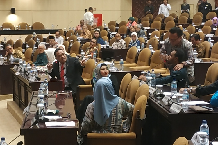Sidang Paripurna Luar Biasa ke-2 DPD RI Masa Sidang V Tahun 2018-2019 di Kompleks Parlemen, Senayan, Jakarta, Rabu (18/9/2019) berlangsung ricuh