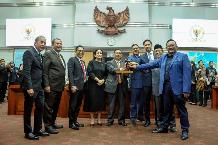 Ketua DPR RI Puan Maharani menetapkan pimpinan Komisi I DPR RI periode 2024-2029, dalam rapat perdana Komisi I DPR RI di Gedung Nusantara I DPR RI, Senayan, Jakarta, Selasa (22/10/2024). 