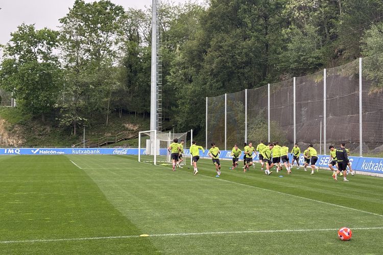 Pemain-pemain Real Sociedad berlatih di salah satu dari total tujuh lapangan di Zubieta pada Jumat, 2 Mei 2025.
