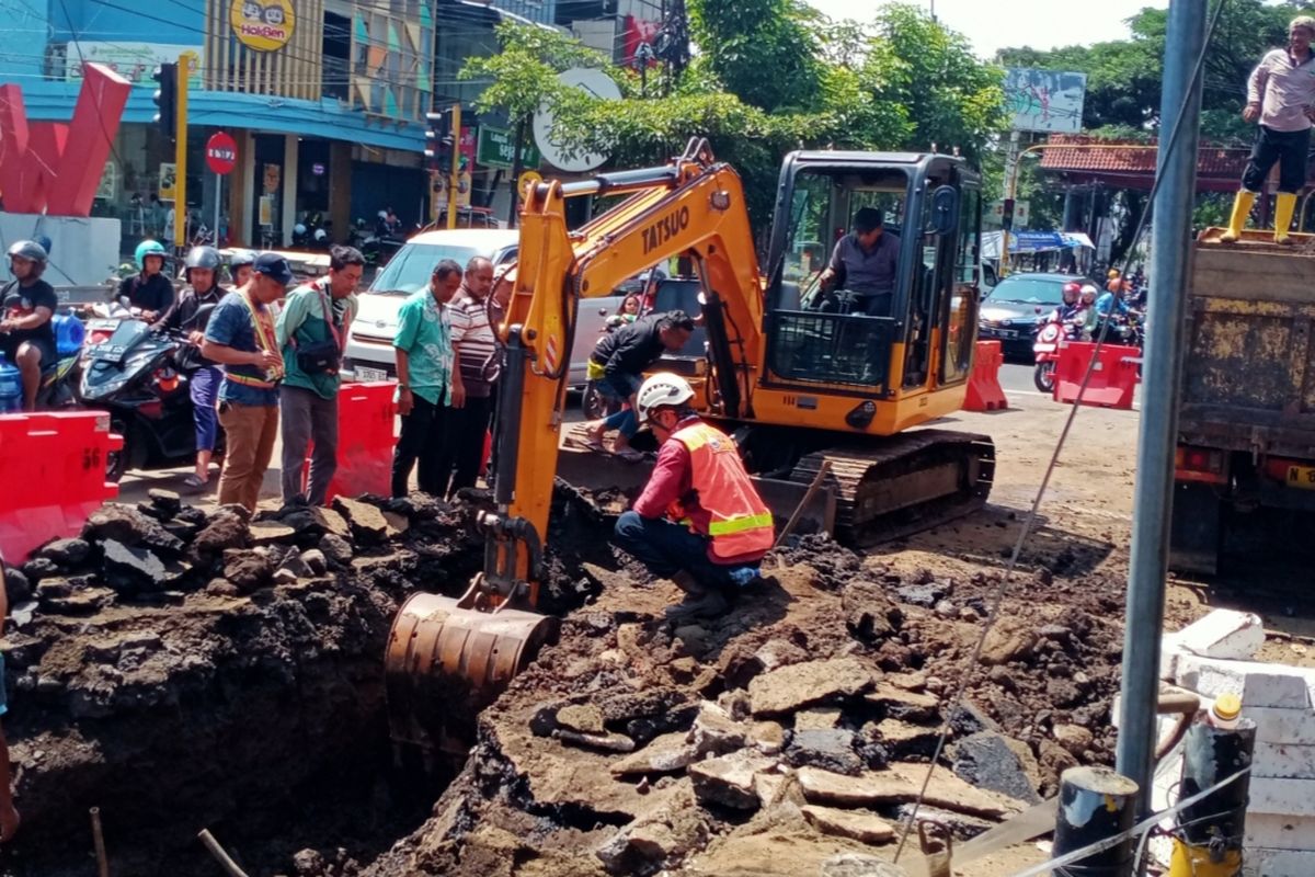 Perbaikan pipa milik Perusahaan Daerah Air Minum (PDAM) Perumda Tugu Tirta yang berada di Jalan Ranugrati, Kota Malang, Jawa Timur jebol pada hari ini, Jumat (19/4/2024).