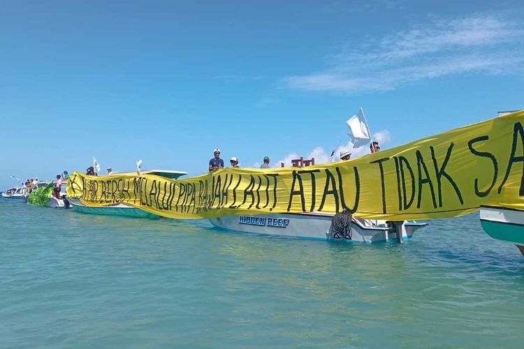 Tuntut Air Bersih, Warga Gili Meno Lombok dan Walhi Demo di Tengah Laut