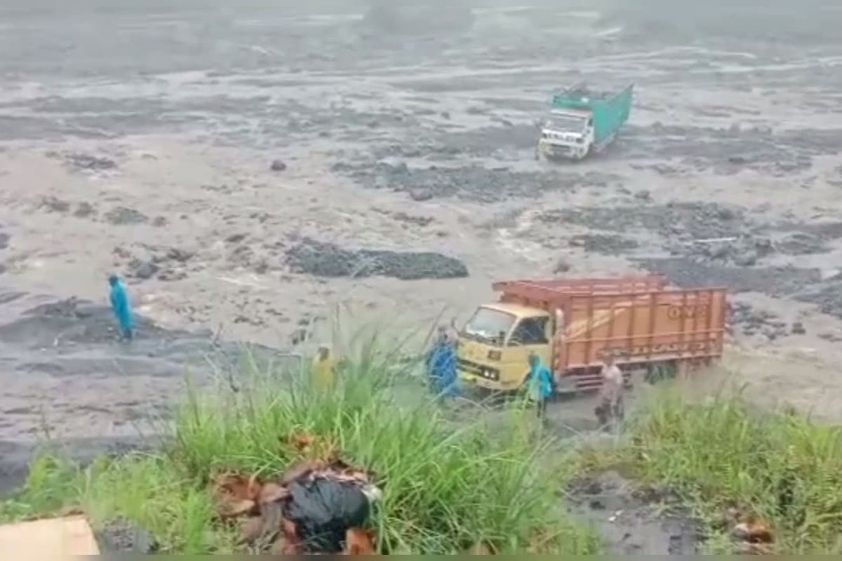 Aktivitas pertambangan pasir di sungai yang berhulu ke Gunung Semeru