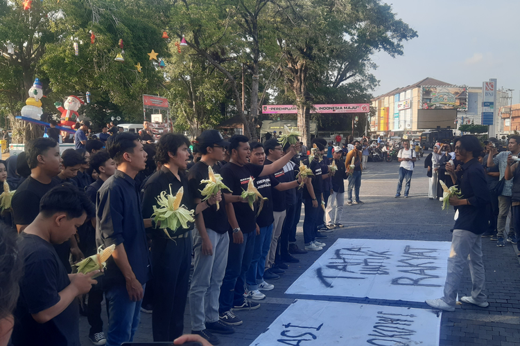 Puluhan mahasiswa tergabung dalam Badan Eksekutif Mahasiswa (BEM) dari beberapa kampus di Solo dan kota di Indonesia menggelar aksi damai di depan Balai Kota Solo, Jawa Tengah, Senin (18/12/2023) sore.