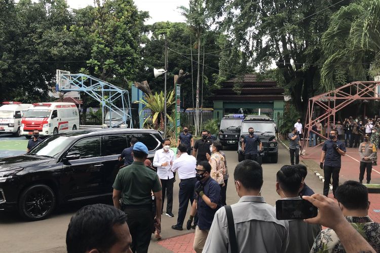 Presiden Jokowi Widodo tiba di SMAN 70, Kebayoran Baru, Jakarta Selatan pada Rabu (24/2/2021) untuk meninjau pelaksanaan vaksinasi Covid-19 untuk guru, tenaga pendidik, dan dosen dari sejumlah wilayah Jakarta dan sekitarnya.