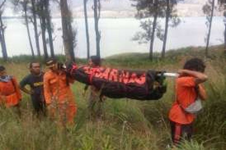 Proses evakuasi korban yang tewas di pemandian air panas Gunung Rinjani oleh tim Basarnas