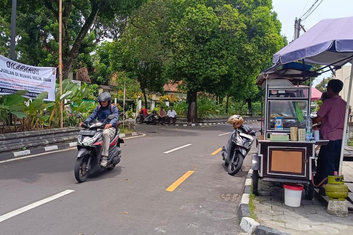 Banner dengan tulisan dilarang berjualan dipasang Satpol PP Kota Yogyakarta, Rabu (19/2/2025)