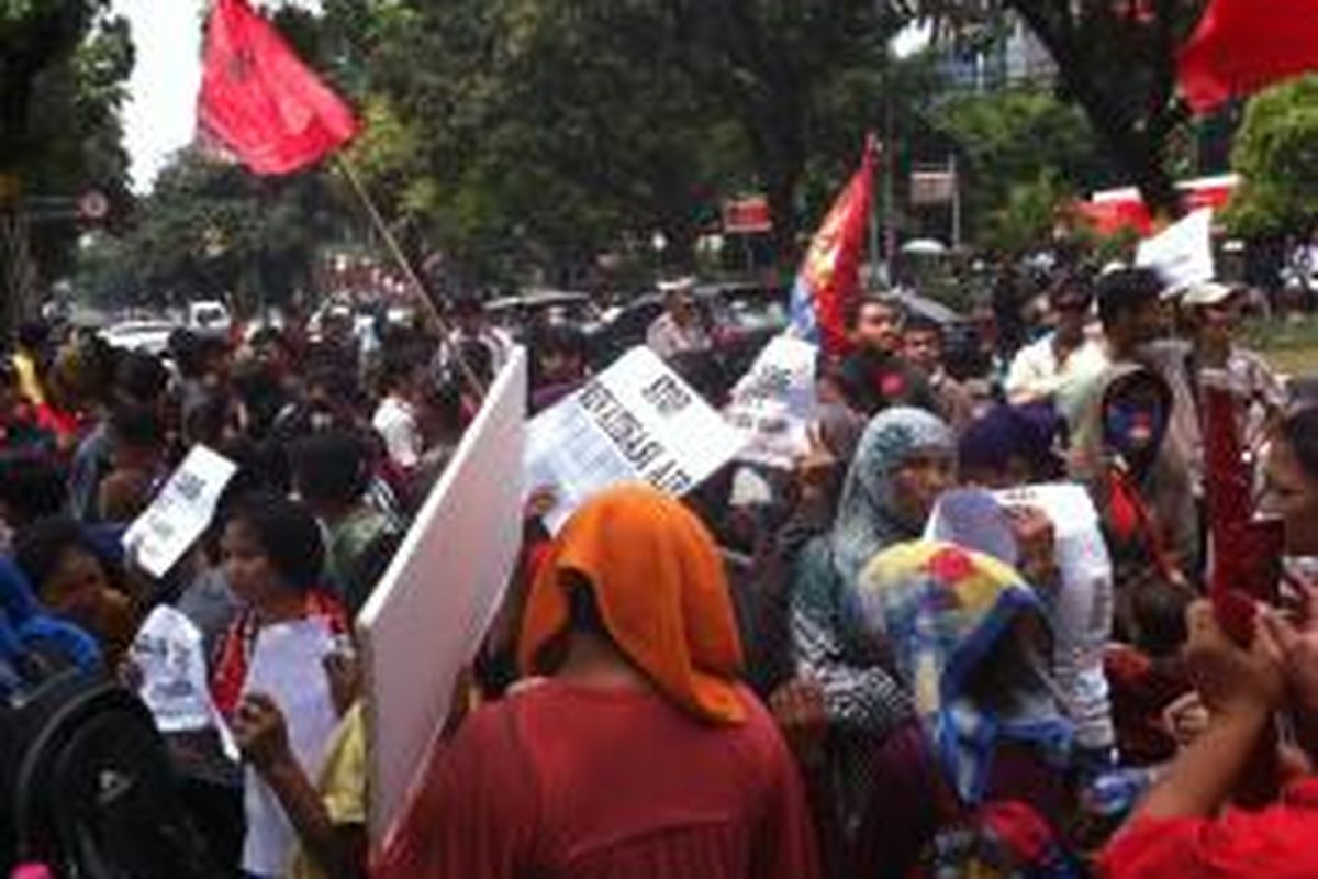 Massa yang berasal dari Aliansi Parlemen Jalanan (APJ) DKI Jakarta melakukan unjuk rasa di depan gedung DPRD, Senin (25/8/2014).