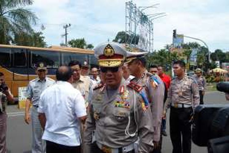 Kepala Korps Lalu Lintas (Korlantas) Polri Inspektur Jendral Polisi Agung Budi saat meninjau kesiapan personil dan sarana prasarana di Simpang Gadog, Ciawi, Bogor, Jawa Barat, Rabu (28/12/2016). 