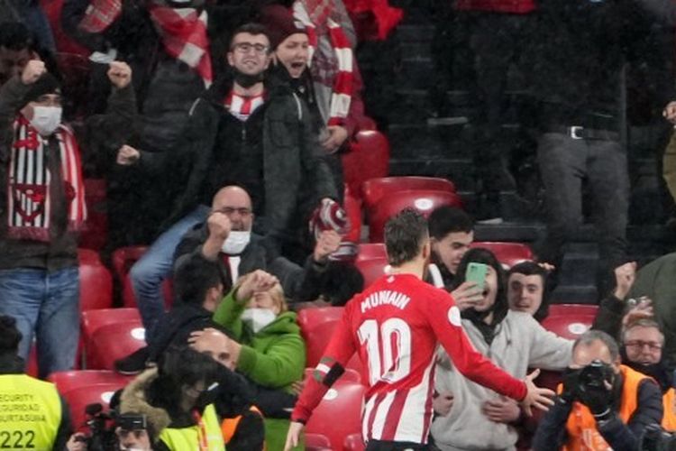 Penyerang Athletic Bilbao, Iker Muniain, mencetak gol pada pertandingan 16 besar Copa del Rey (King's Cup) antara Athletic Bilbao vs Barcelona di Stadion San Mames, Bilbao, pada Kamis (20/1/2022).
