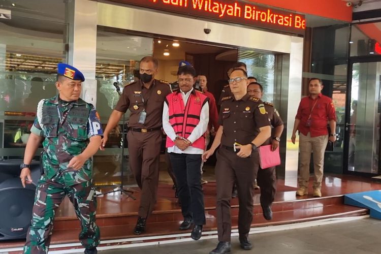 Menkominfo Johnny G Plate mengenakan rompi tahanan khas Kejagung berwarna pink  di Lobi Gedung Bundar Kejagung, Jakarta, Rabu (17/5/2023).