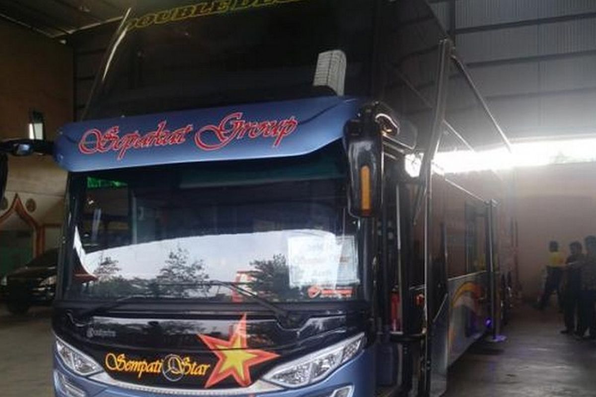 Armada bus tingkat dari Sempati Star.