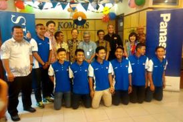 Pihak Liga Kompas Gramedia (LKG) U-14 dan Panasonic berfoto bersama para pemain LKG U-14, di Kantor Harian Kompas, Palmerah, Jakarta, Selasa (16/6/2015)