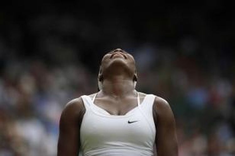 Petenis Amerika Serikat Serena Williams bereaksi setelah kehilangan poin saat melawan petenis Hungaria Timea Babos dalam tunggal putri Wimbledon 2015 di All England Tennis Club di Wimbledon, London, 1 Juli 2015.