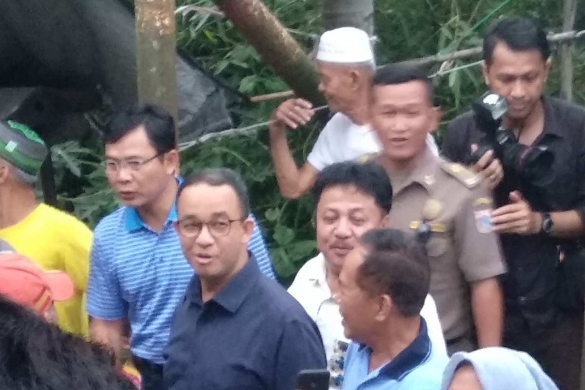 Gubernur DKI Jakarta Anies Baswedan di jembatan gantung Srengseng Sawah, Jagakarsa, Minggu (21/1/2018).