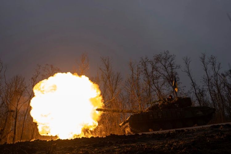 Sebuah tank Ukraina melemparkan tembakan ke arah pasukan Rusia di dekat Bakhmut, Ukraina, 8 Maret 2023.