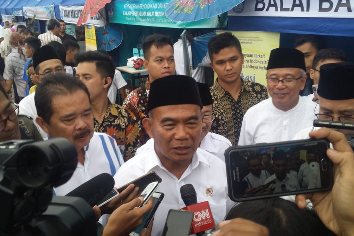 Mendikbud RI Muhadjir Effendy saat menghadiri Gebyar Pendidikan dan Kebudayaan 2019 di Alun-Alun Cianjur, Kabupaten Cianjur, Jawa Barat, Jumat (22/3/2019) petang.