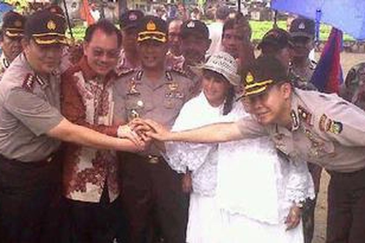 Peletakan batu pertama pembangunan sekolah darurat kartini yang baru di kebon sayur, Kampung Badan, Jakarta Utara. Senin (26/11/2012). 