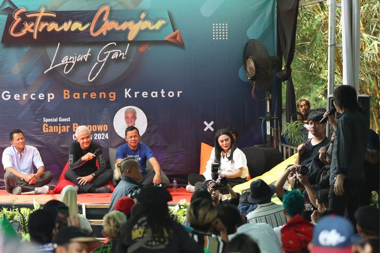 Penyanyi Once Mekel saat berdialog dengan Ganjar Pranowo bersama ratusan artis serta konten kreator di Saung Berkah, Kabupaten Bogor, Sabtu (22/7/2023).