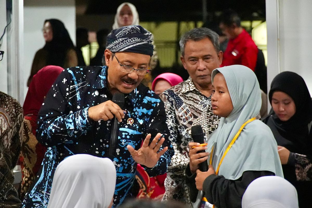 Menteri Sosial (Mensos) Gus Ipul berinteraksi dengan siswi sekolah rakyat saat menghadiri makan malam bersama siswa Sekolah Rakyat Menengah Pertama (SRMP) 10 Bogor, Kamis (24/7/2025).