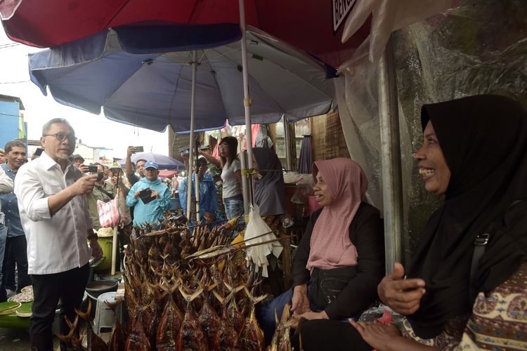 Menteri Perdagangan Zulkifli Hasan saat meninjau Pasar Mardika di Kota Ambon, Maluku, Minggu (18/6/2023).