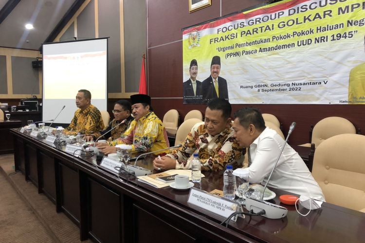 Ketua Fraksi Partai Golkar MPR RI Idris Laena dan Ketua MPR Bambang Soesatyo ditemui di Kompleks Parlemen Senayan, Kamis (8/9/2022). 