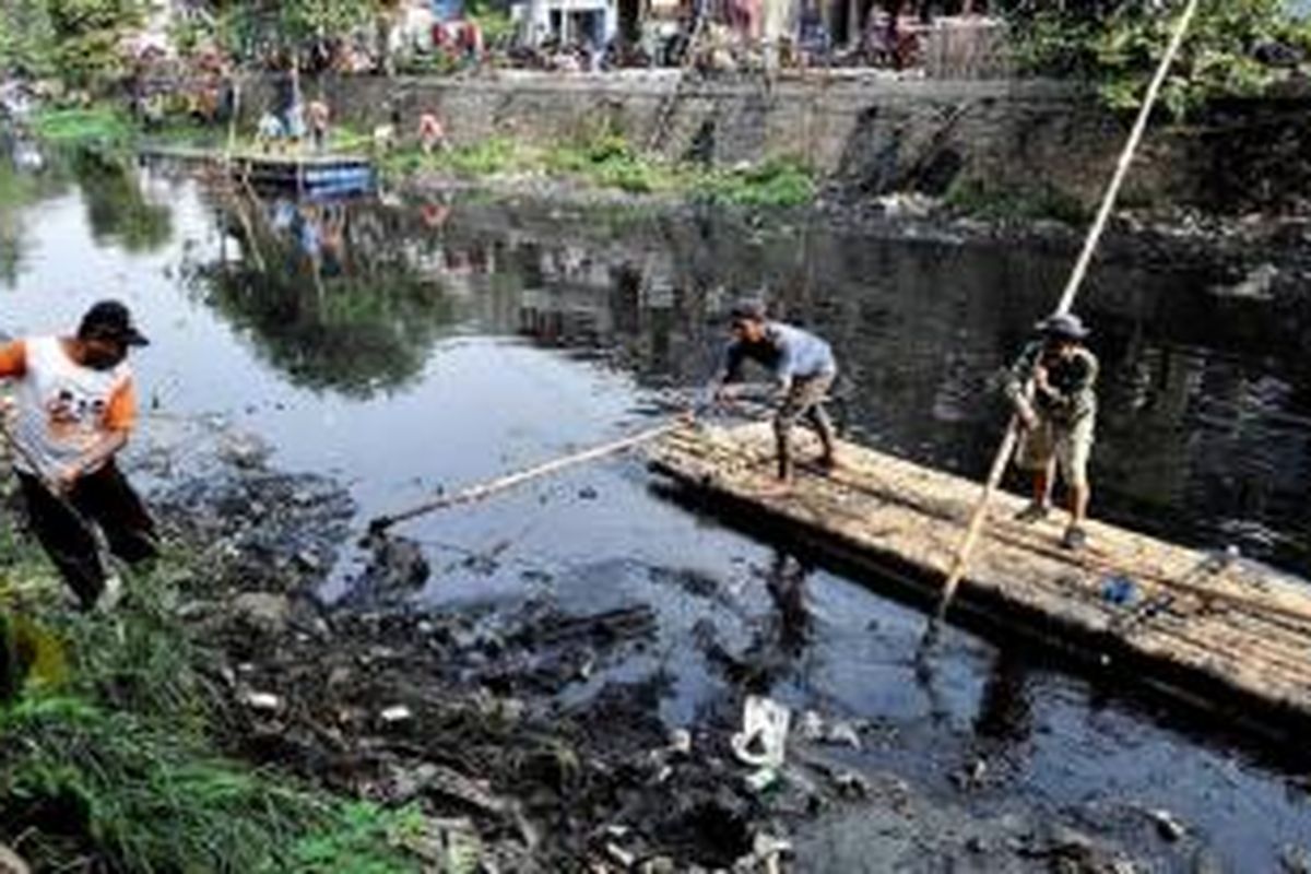 Warga yang tinggal di bantaran sungai anak Kali Ciliwung di Kelurahan Ancol, Pademangan, Jakarta Utara, membersihkan sampah sungai, Minggu (8/11). Dalam kegiatan tersebut, juga diluncurkan rakit pembersih sungai yang merupakan hasil swadaya warga. 