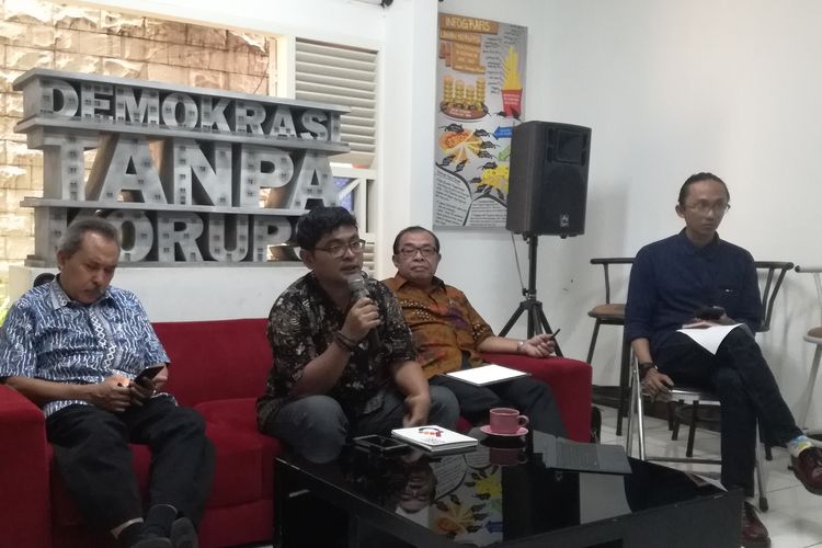 Peneliti LIPI Syamsuddin Haris, Wakil Koordinator ICW Agus Sunaryanto dan Komisioner KASN Waluyo di Kantor ICW, Jakarta, Jumat (5/7/2019)